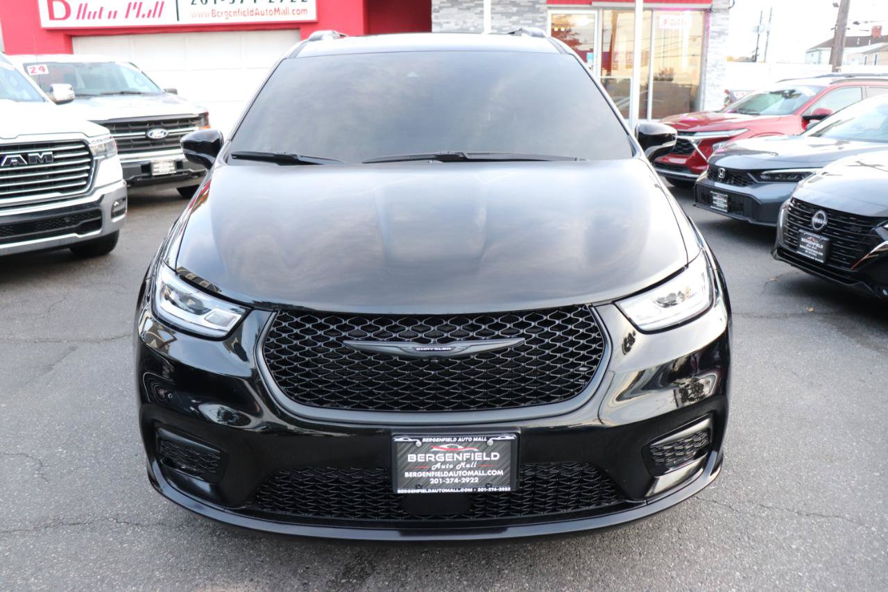Used 2025 Chrysler Pacifica Limited FWD image 8