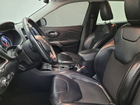 Used 2019 Jeep Cherokee Latitude Plus w/ Comfort/Convenience Group image 17