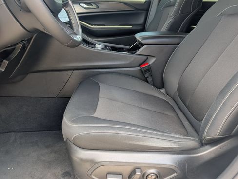 Used 2023 Jeep Grand Cherokee Laredo RWD image 7