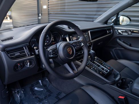 Used 2025 Porsche Macan image 4