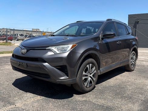 Used 2018 Toyota RAV4 LE FWD image 3