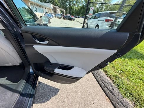 Used 2019 Honda Insight EX image 17