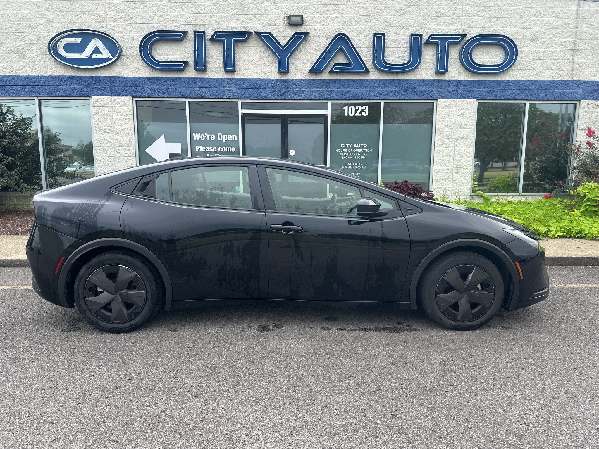 Used 2025 Toyota Prius LE FWD image 3