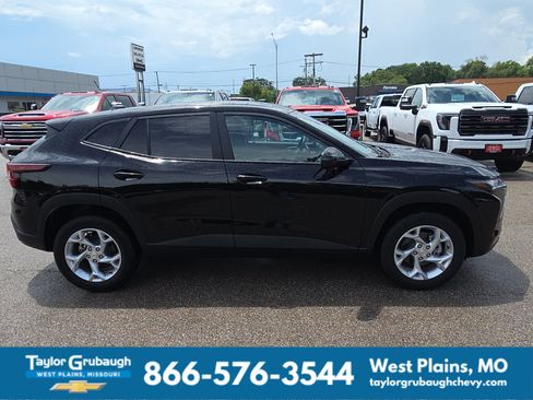 New 2026 Chevrolet Trax LS w/ LS Convenience Package FWD image 9