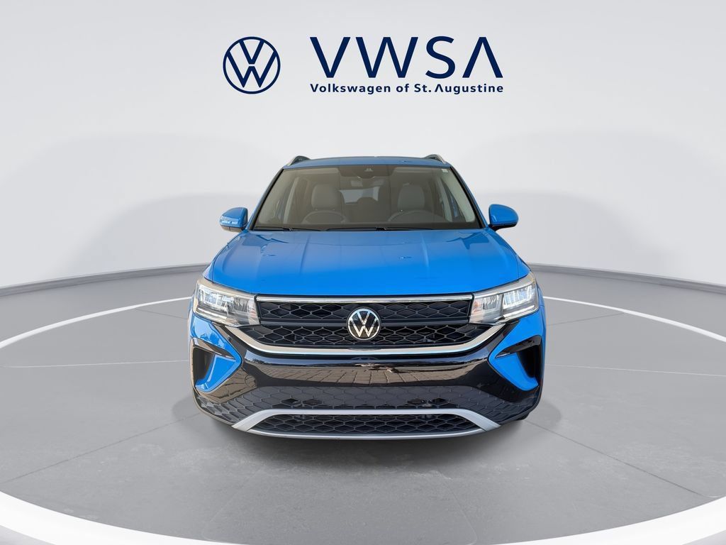 Certified 2024 Volkswagen Taos SE w/ Black Wheel Package FWD image 3