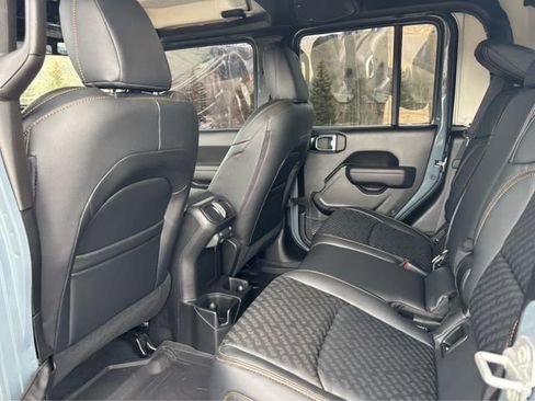 Used 2025 Jeep Gladiator Sport AWD/4WD image 18