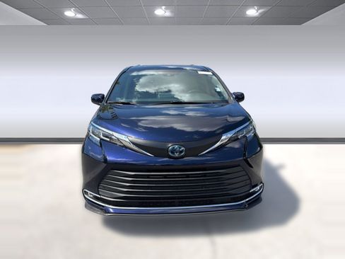 Used 2021 Toyota Sienna XLE FWD image 6