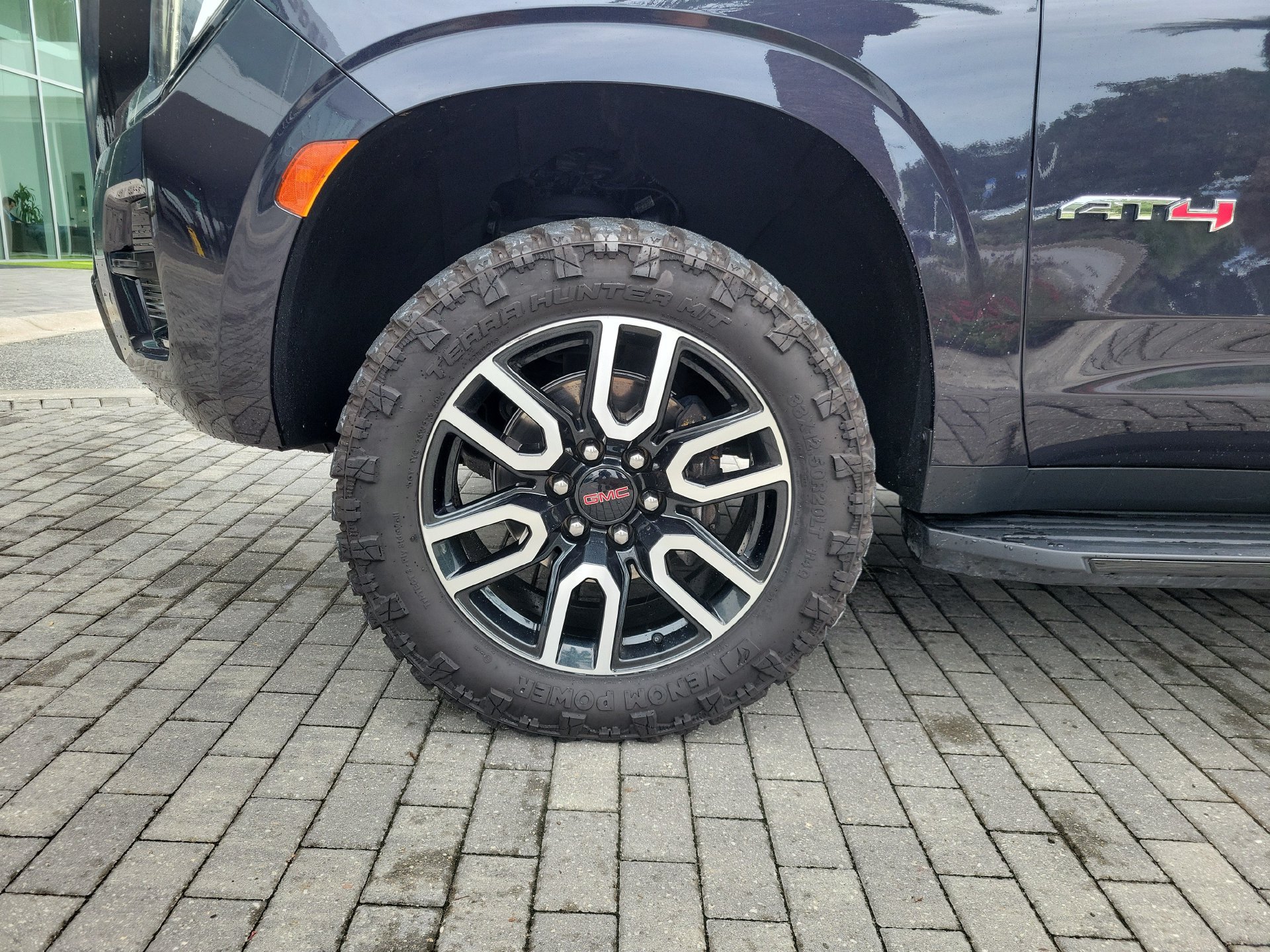 Used 2024 GMC Yukon AT4 AWD/4WD image 8