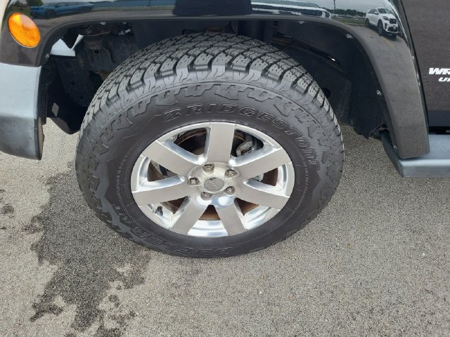 Used 2016 Jeep Wrangler Unlimited Sahara w/ Connectivity Group AWD/4WD image 9