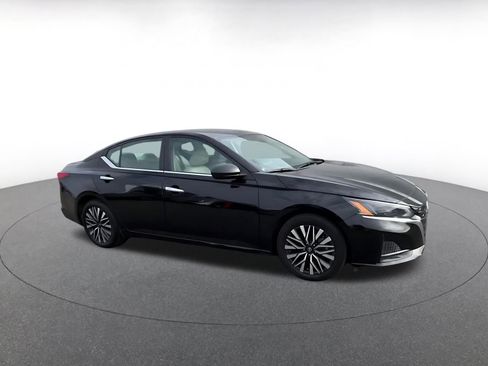 Used 2025 Nissan Altima 2.5 SV image 2