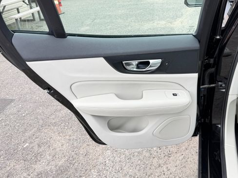 Used 2020 Volvo S60 T5 Momentum w/ Protection Package image 29