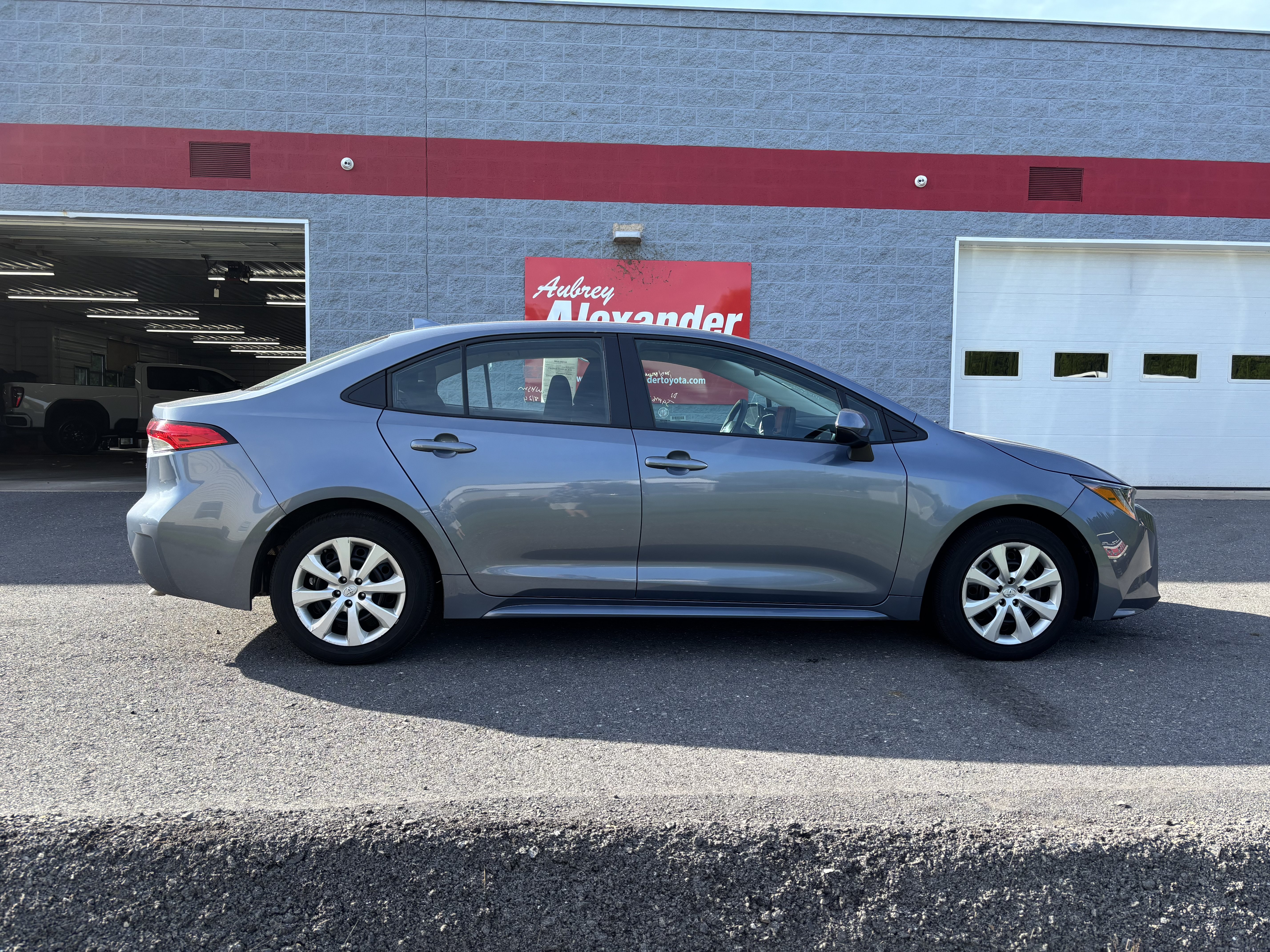Used 2025 Toyota Corolla LE FWD image 2