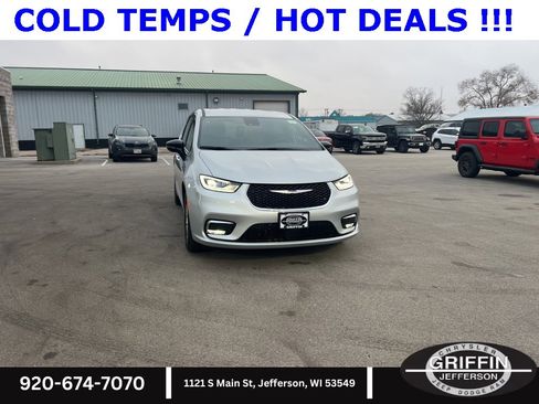 New 2026 Chrysler Pacifica Select image 4