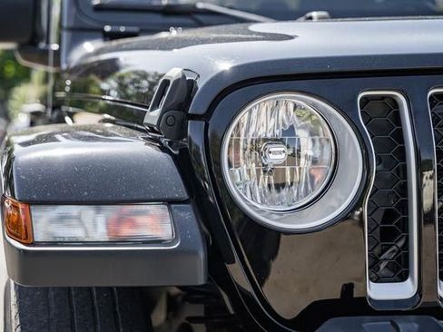 Used 2020 Jeep Gladiator Overland w/ Cold Weather Group image 14