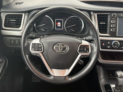 Used 2017 Toyota Highlander XLE AWD/4WD image 11