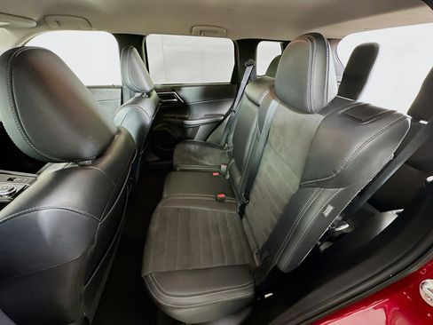 Used 2024 Mitsubishi Outlander SE image 25