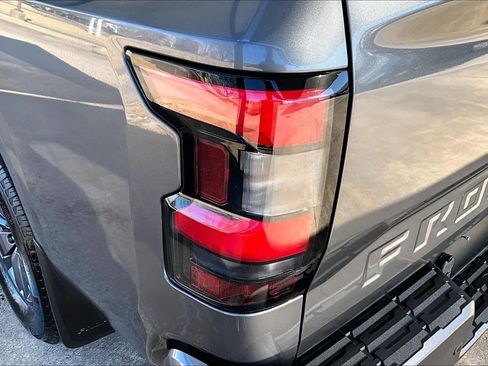Used 2025 Nissan Frontier SV w/ SV Convenience Package image 28
