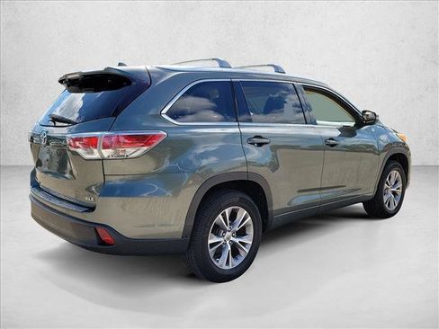 Used 2014 Toyota Highlander XLE FWD image 3
