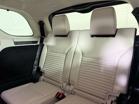 Certified 2025 Land Rover Discovery S image 29