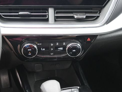 Used 2025 Chevrolet Trax LT FWD image 17
