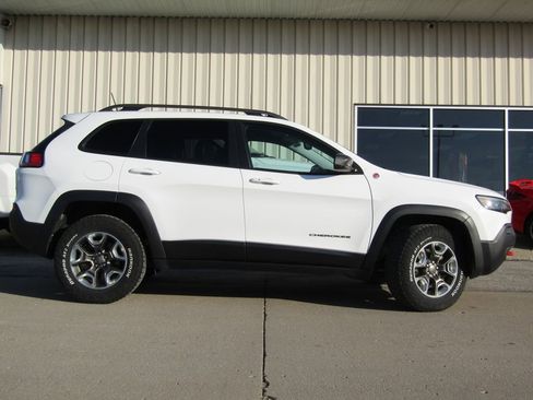 Used 2019 Jeep Cherokee Trailhawk image 2
