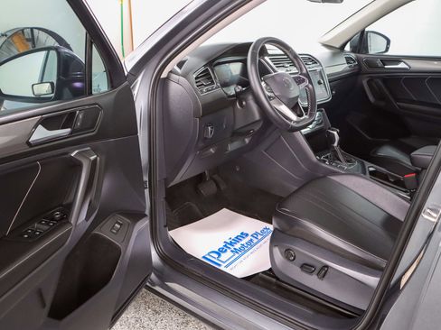 Used 2023 Volkswagen Tiguan SE FWD image 3