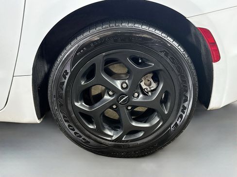 Used 2024 Chrysler Pacifica Limited image 31