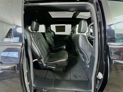 Used 2025 Chrysler Pacifica Limited image 30