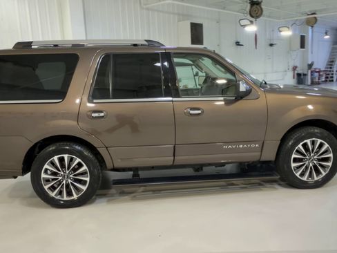 Used 2015 Lincoln Navigator 2WD image 2