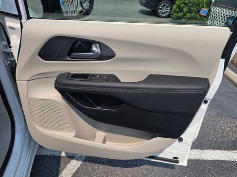 Used 2024 Chrysler Pacifica Limited FWD image 15