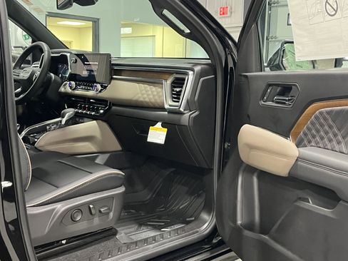 New 2026 GMC Canyon Denali w/ LPO, Denali Black Edition AWD/4WD image 9