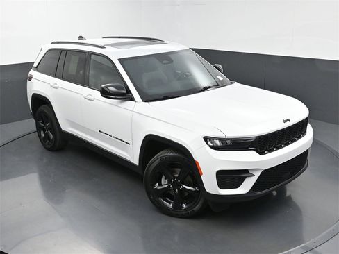 Used 2023 Jeep Grand Cherokee Altitude image 34