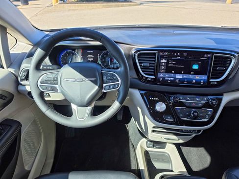 Used 2024 Chrysler Pacifica Touring-L FWD image 18