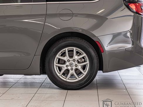 Used 2022 Chrysler Pacifica Touring-L image 9