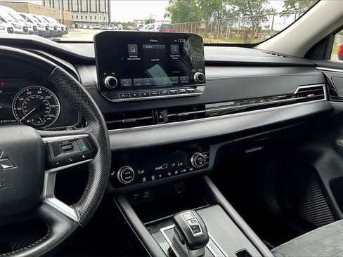 Used 2023 Mitsubishi Outlander SE image 6