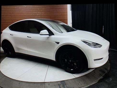 Used 2021 Tesla Model Y Long Range image 25