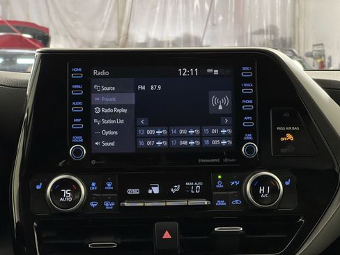 Used 2022 Toyota Highlander XLE image 18