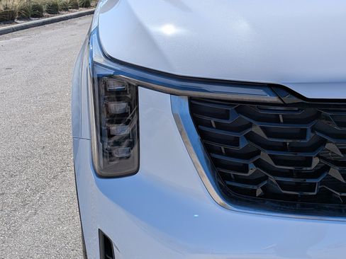 Certified 2025 Kia Sorento S image 11