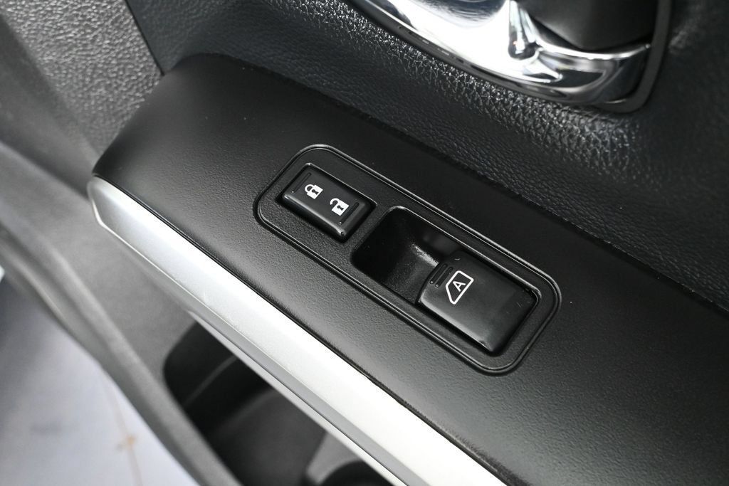 Used 2018 Nissan Titan SV AWD/4WD image 33