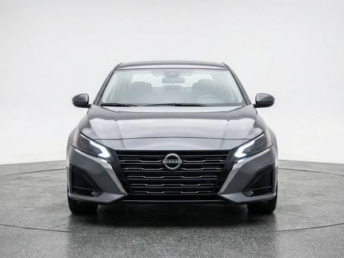 Used 2025 Nissan Altima 2.5 SV image 2