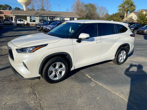 Used 2020 Toyota Highlander LE image 1