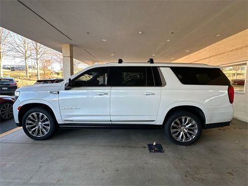 Used 2021 GMC Yukon XL Denali w/ Denali Premium Package image 4