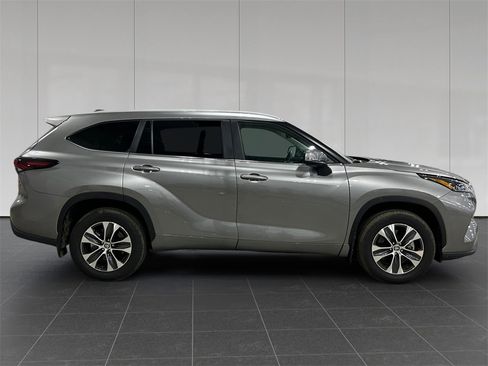 Used 2025 Toyota Highlander XLE image 6