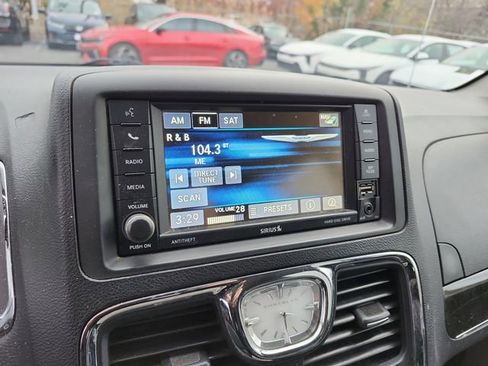 Used 2013 Chrysler Town & Country Touring image 6