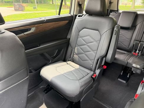 Used 2024 Volkswagen Atlas SE AWD/4WD image 13