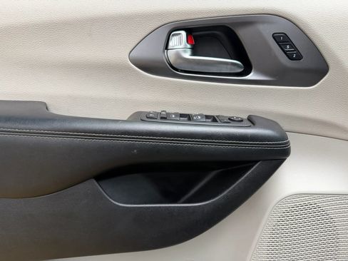 Used 2022 Chrysler Pacifica Touring-L FWD image 6