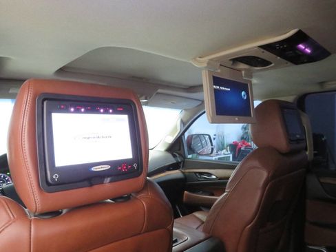 Used 2015 Cadillac Escalade ESV Premium image 20