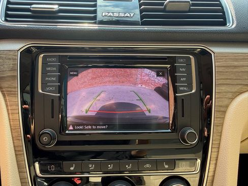 Used 2018 Volkswagen Passat 2.0T SE FWD image 11