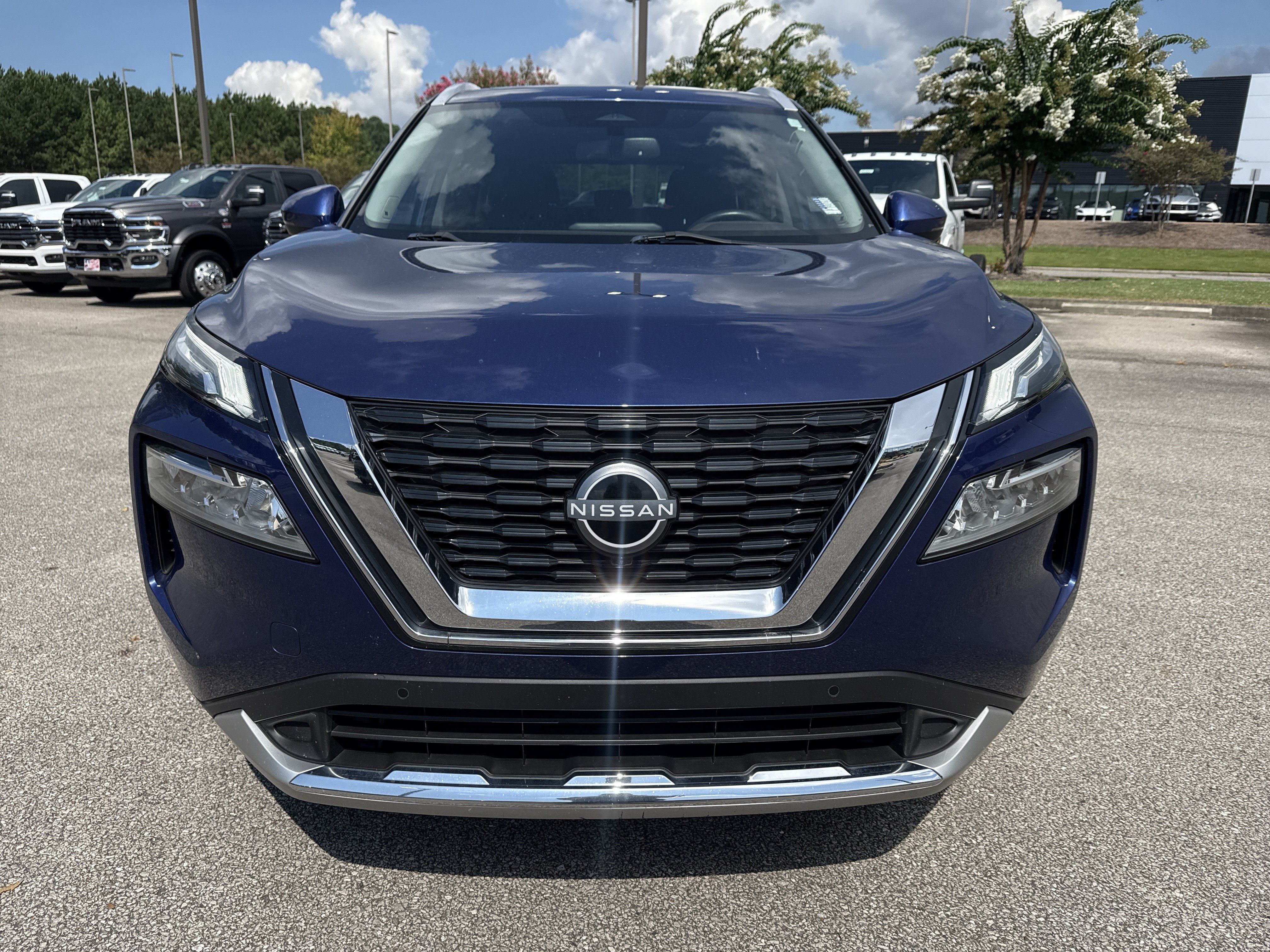 Used 2023 Nissan Rogue Platinum FWD image 2