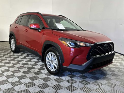 Used 2024 Toyota Corolla Cross LE image 2